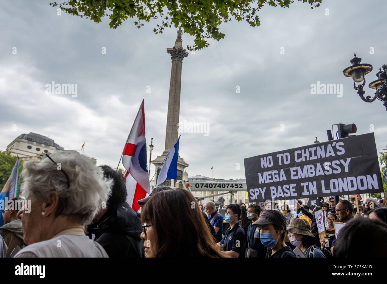 Hong Kongers und Mitglieder der chinesischen Diaspora versammelten sich in Zentral-London, um gegen den geplanten Bau einer chinesischen Mega-Botschaft zu protestieren. Demonstranten äußerten Bedenken über Pekings Einfluss und sprachen Menschenrechtsfragen an und forderten die britische Regierung auf, das Projekt einzustellen. Stockfoto