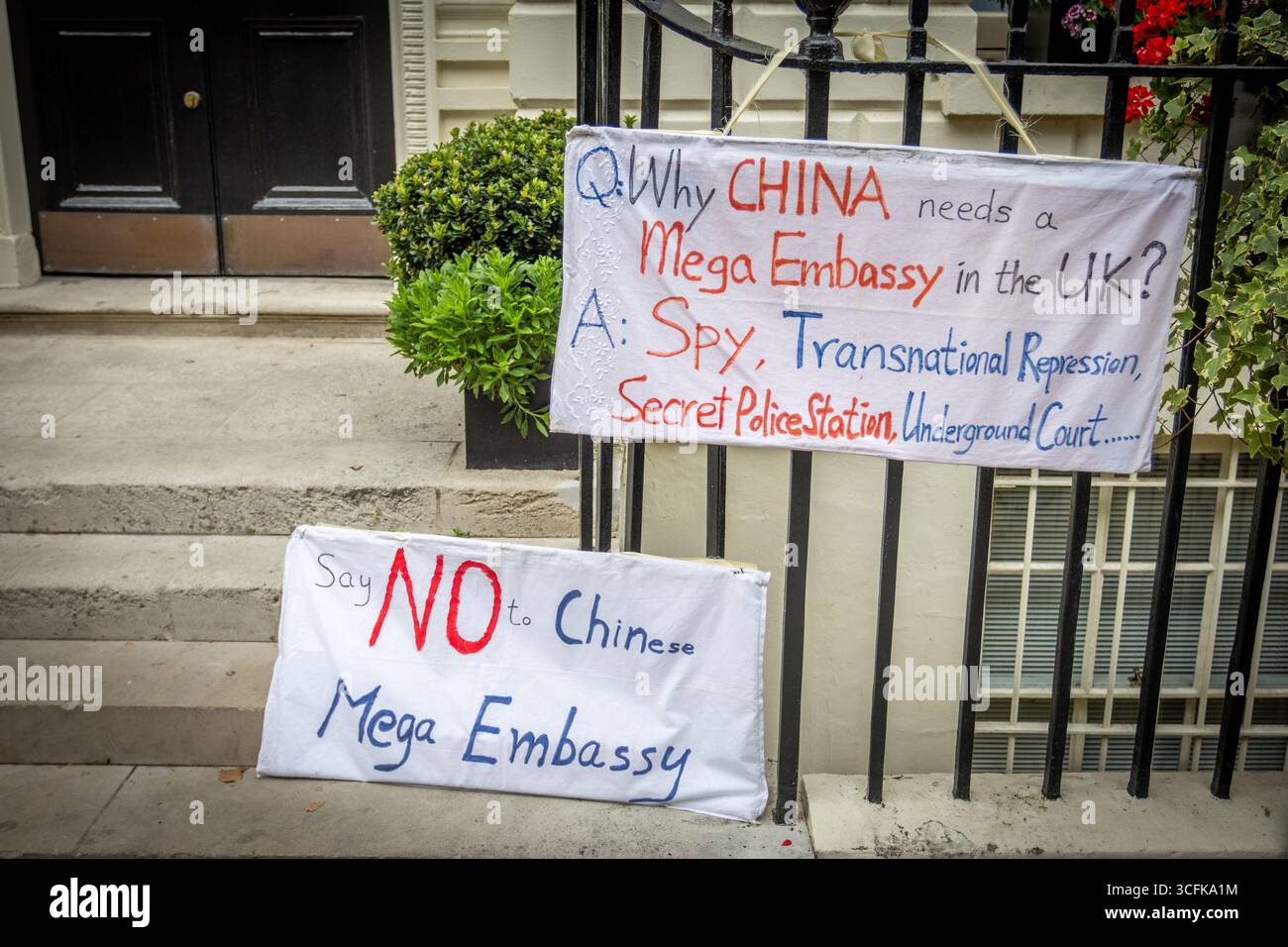 Hong Kongers und Mitglieder der chinesischen Diaspora versammelten sich in Zentral-London, um gegen den geplanten Bau einer chinesischen Mega-Botschaft zu protestieren. Demonstranten äußerten Bedenken über Pekings Einfluss und sprachen Menschenrechtsfragen an und forderten die britische Regierung auf, das Projekt einzustellen. Stockfoto
