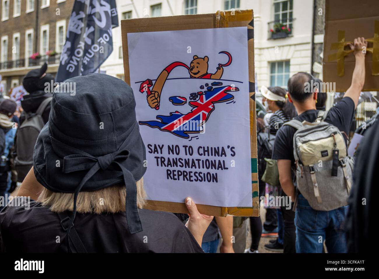Hong Kongers und Mitglieder der chinesischen Diaspora versammelten sich in Zentral-London, um gegen den geplanten Bau einer chinesischen Mega-Botschaft zu protestieren. Demonstranten äußerten Bedenken über Pekings Einfluss und sprachen Menschenrechtsfragen an und forderten die britische Regierung auf, das Projekt einzustellen. Stockfoto