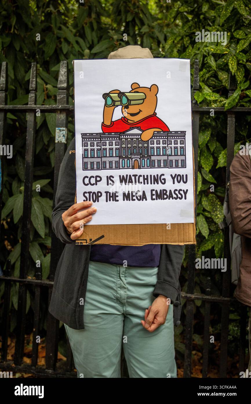 Hong Kongers und Mitglieder der chinesischen Diaspora versammelten sich in Zentral-London, um gegen den geplanten Bau einer chinesischen Mega-Botschaft zu protestieren. Demonstranten äußerten Bedenken über Pekings Einfluss und sprachen Menschenrechtsfragen an und forderten die britische Regierung auf, das Projekt einzustellen. Stockfoto