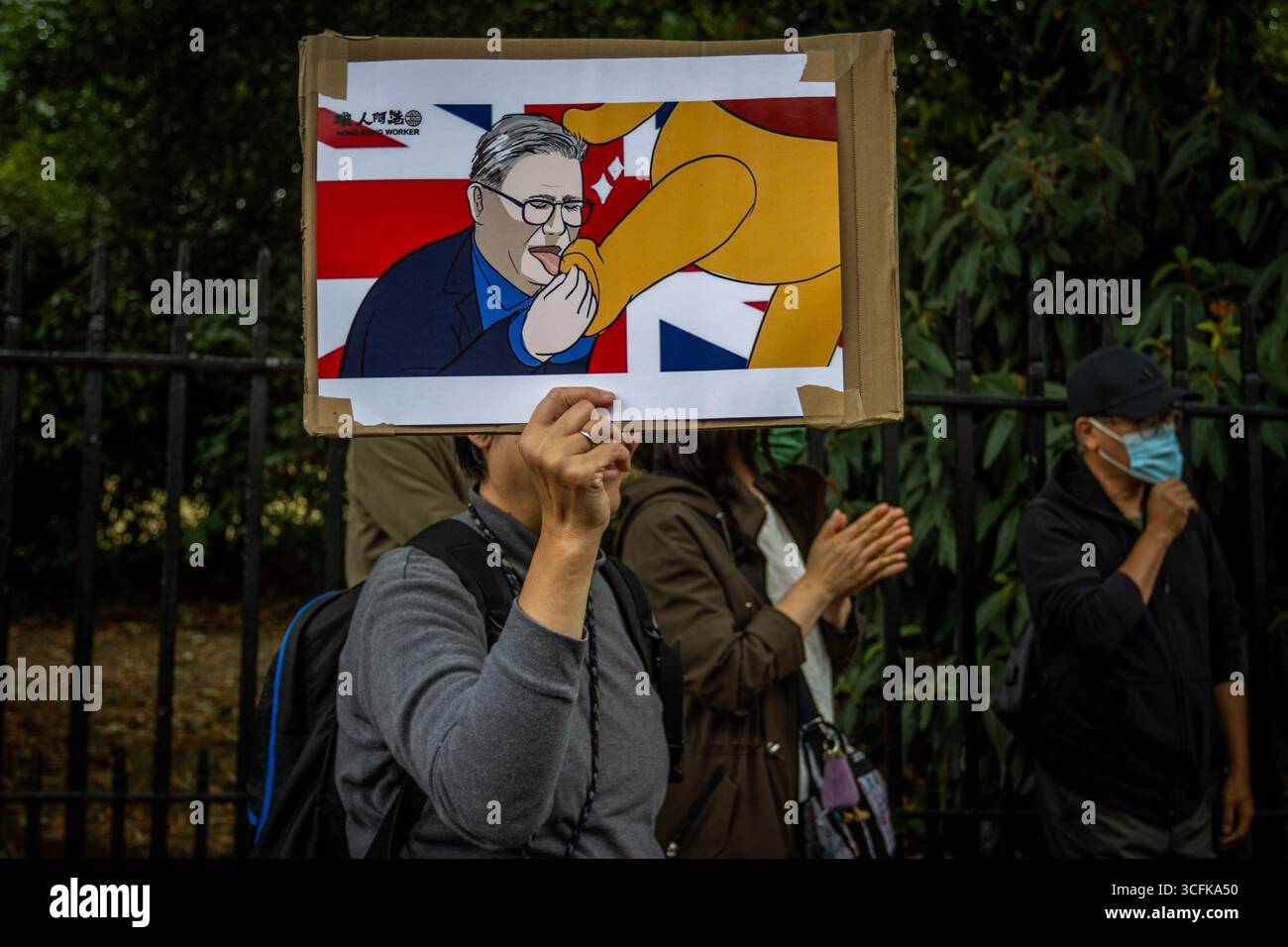 Hong Kongers und Mitglieder der chinesischen Diaspora versammelten sich in Zentral-London, um gegen den geplanten Bau einer chinesischen Mega-Botschaft zu protestieren. Demonstranten äußerten Bedenken über Pekings Einfluss und sprachen Menschenrechtsfragen an und forderten die britische Regierung auf, das Projekt einzustellen. Stockfoto