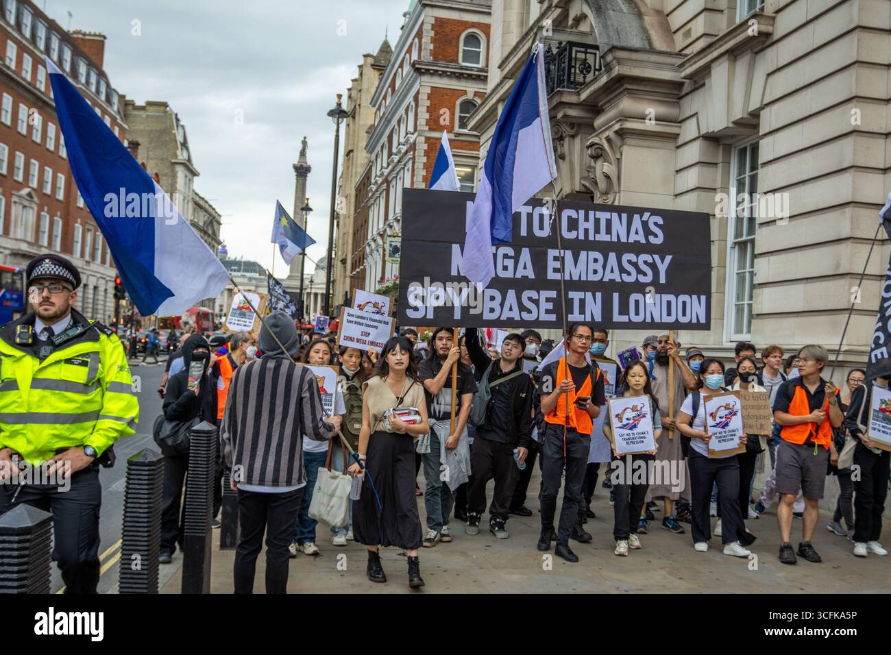 Hong Kongers und Mitglieder der chinesischen Diaspora versammelten sich in Zentral-London, um gegen den geplanten Bau einer chinesischen Mega-Botschaft zu protestieren. Demonstranten äußerten Bedenken über Pekings Einfluss und sprachen Menschenrechtsfragen an und forderten die britische Regierung auf, das Projekt einzustellen. Stockfoto