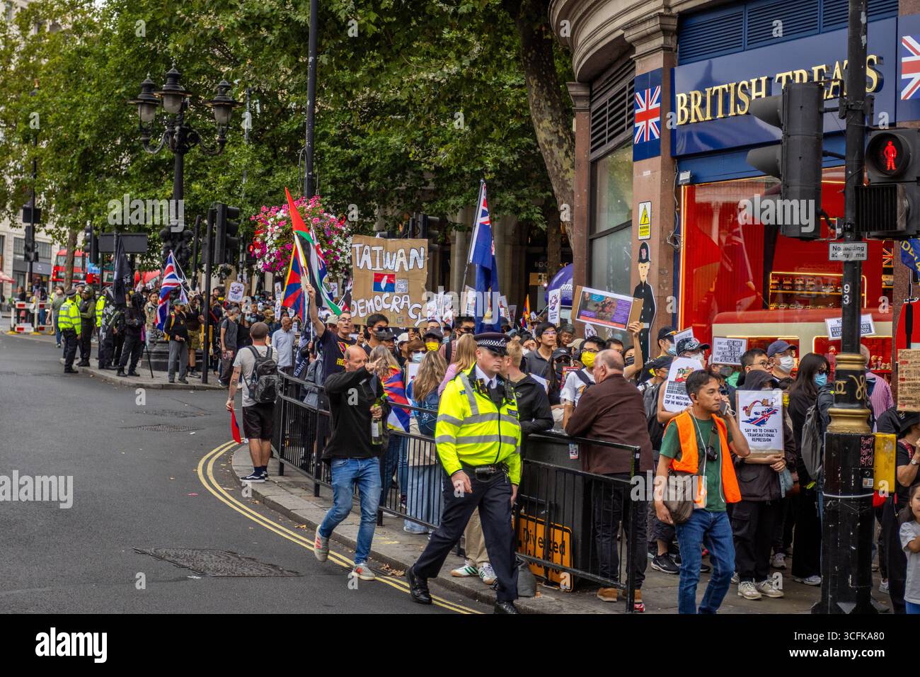 Hong Kongers und Mitglieder der chinesischen Diaspora versammelten sich in Zentral-London, um gegen den geplanten Bau einer chinesischen Mega-Botschaft zu protestieren. Demonstranten äußerten Bedenken über Pekings Einfluss und sprachen Menschenrechtsfragen an und forderten die britische Regierung auf, das Projekt einzustellen. Stockfoto Hong Kongers und Mitglieder der chinesischen Diaspora versammelten sich in Zentral-London, um gegen den geplanten Bau einer chinesischen Mega-Botschaft zu protestieren. Demonstranten äußerten Bedenken über Pekings Einfluss und sprachen Menschenrechtsfragen an und forderten die britische Regierung auf, das Projekt einzustellen. Stockfoto