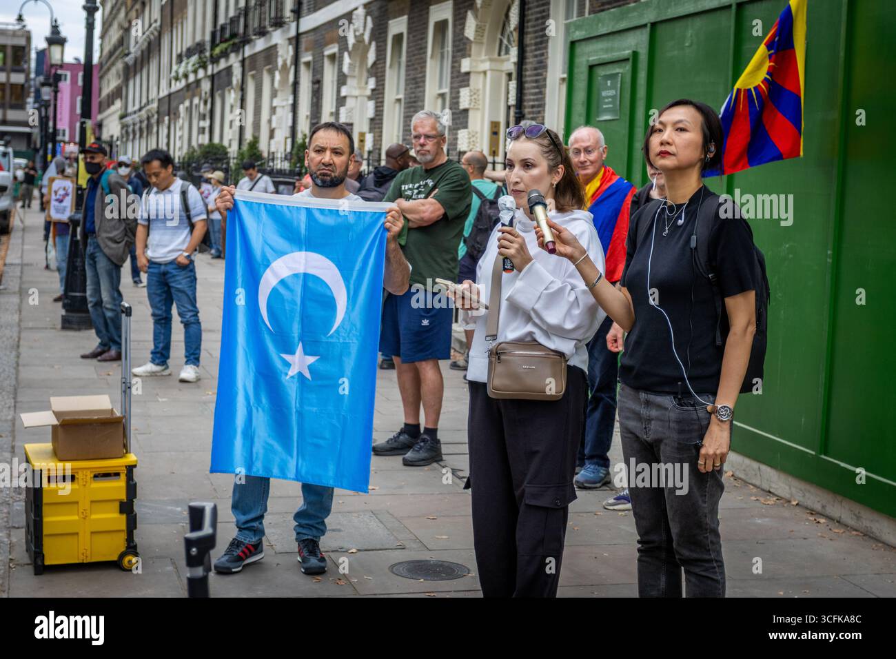 Hong Kongers und Mitglieder der chinesischen Diaspora versammelten sich in Zentral-London, um gegen den geplanten Bau einer chinesischen Mega-Botschaft zu protestieren. Demonstranten äußerten Bedenken über Pekings Einfluss und sprachen Menschenrechtsfragen an und forderten die britische Regierung auf, das Projekt einzustellen. Stockfoto