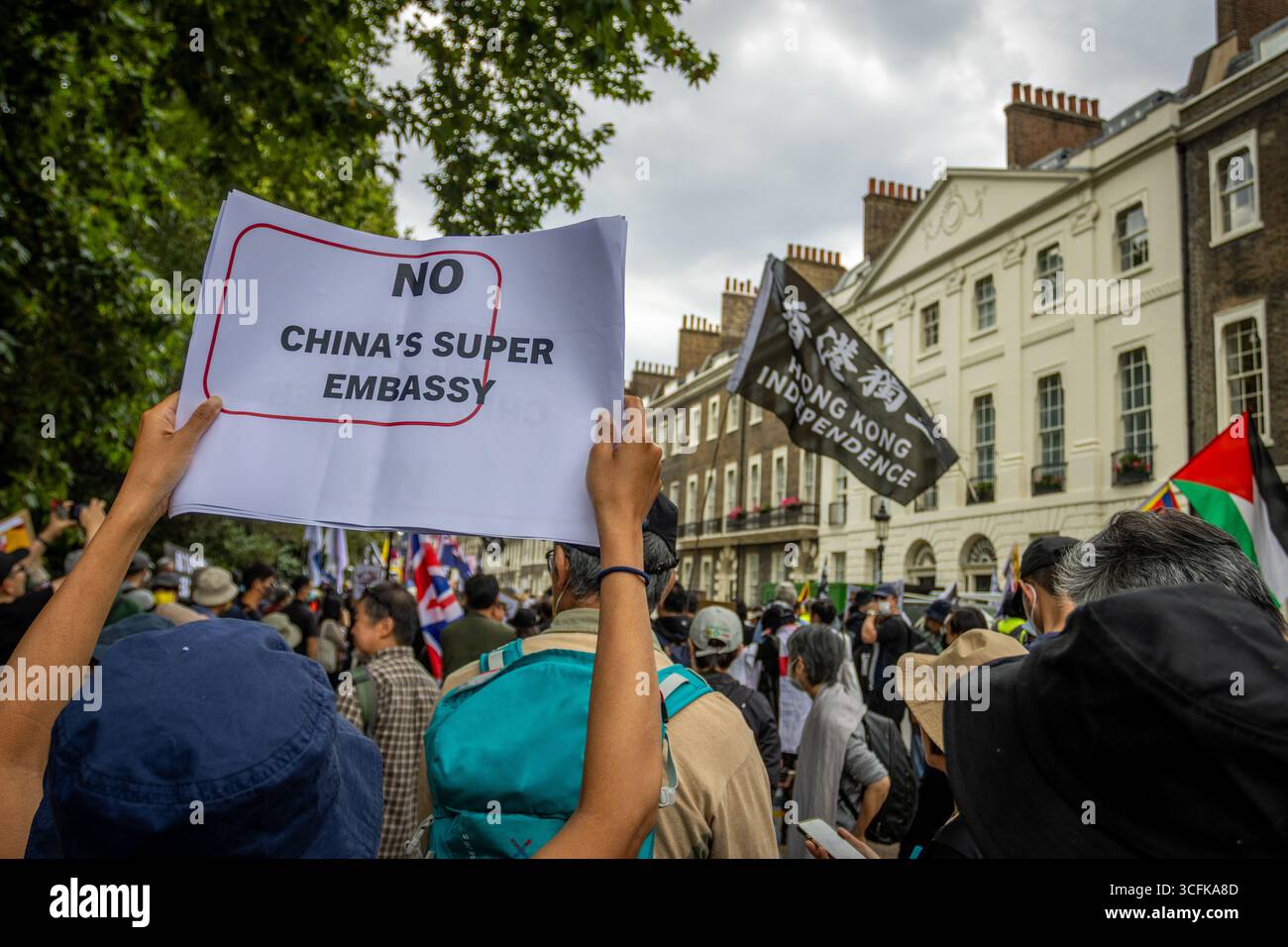 Hong Kongers und Mitglieder der chinesischen Diaspora versammelten sich in Zentral-London, um gegen den geplanten Bau einer chinesischen Mega-Botschaft zu protestieren. Demonstranten äußerten Bedenken über Pekings Einfluss und sprachen Menschenrechtsfragen an und forderten die britische Regierung auf, das Projekt einzustellen. Stockfoto