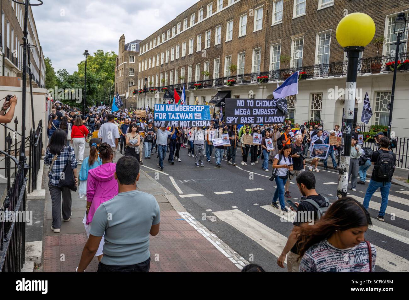 Hong Kongers und Mitglieder der chinesischen Diaspora versammelten sich in Zentral-London, um gegen den geplanten Bau einer chinesischen Mega-Botschaft zu protestieren. Demonstranten äußerten Bedenken über Pekings Einfluss und sprachen Menschenrechtsfragen an und forderten die britische Regierung auf, das Projekt einzustellen. Stockfoto