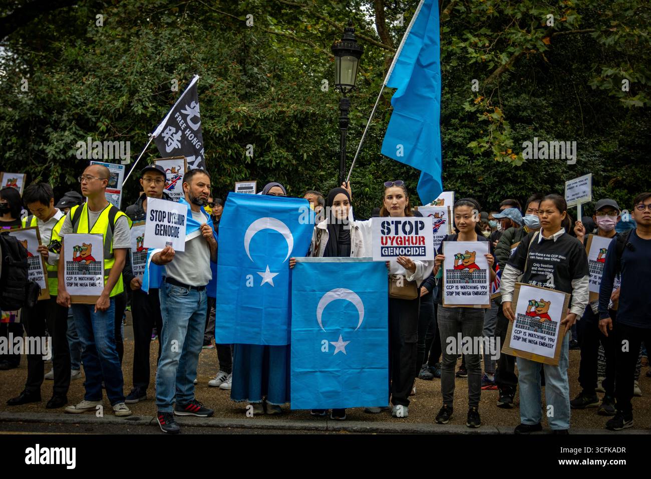 Hong Kongers und Mitglieder der chinesischen Diaspora versammelten sich in Zentral-London, um gegen den geplanten Bau einer chinesischen Mega-Botschaft zu protestieren. Demonstranten äußerten Bedenken über Pekings Einfluss und sprachen Menschenrechtsfragen an und forderten die britische Regierung auf, das Projekt einzustellen. Stockfoto