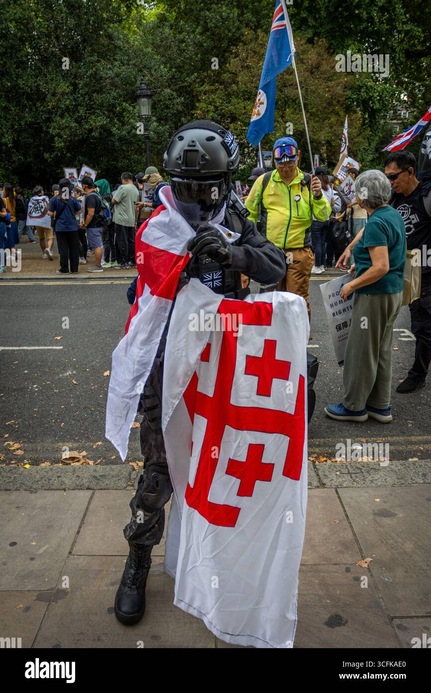 Hong Kongers und Mitglieder der chinesischen Diaspora versammelten sich in Zentral-London, um gegen den geplanten Bau einer chinesischen Mega-Botschaft zu protestieren. Demonstranten äußerten Bedenken über Pekings Einfluss und sprachen Menschenrechtsfragen an und forderten die britische Regierung auf, das Projekt einzustellen. Stockfoto