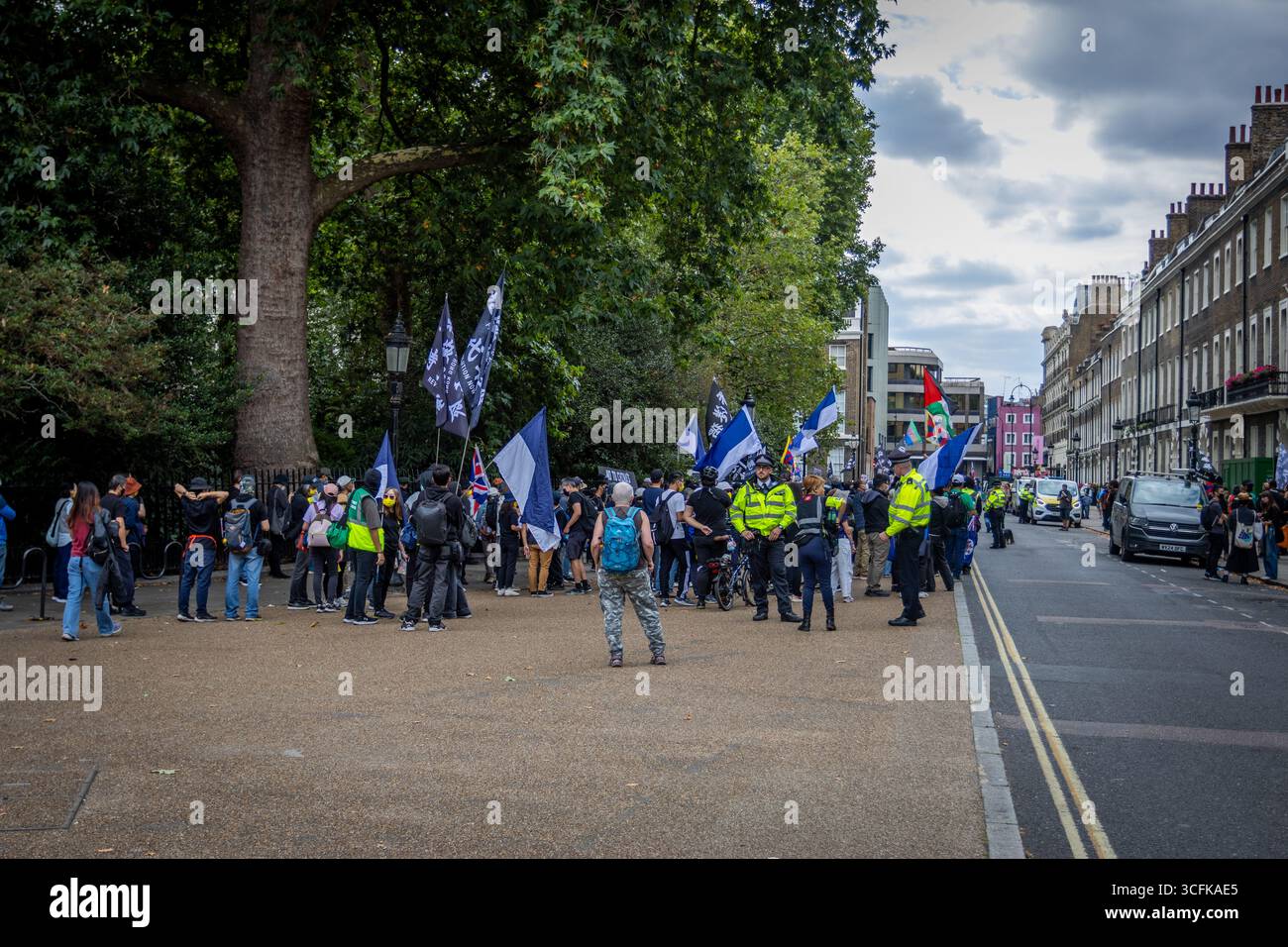Hong Kongers und Mitglieder der chinesischen Diaspora versammelten sich in Zentral-London, um gegen den geplanten Bau einer chinesischen Mega-Botschaft zu protestieren. Demonstranten äußerten Bedenken über Pekings Einfluss und sprachen Menschenrechtsfragen an und forderten die britische Regierung auf, das Projekt einzustellen. Stockfoto