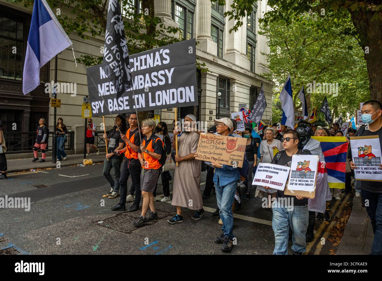 Hong Kongers und Mitglieder der chinesischen Diaspora versammelten sich in Zentral-London, um gegen den geplanten Bau einer chinesischen Mega-Botschaft zu protestieren. Demonstranten äußerten Bedenken über Pekings Einfluss und sprachen Menschenrechtsfragen an und forderten die britische Regierung auf, das Projekt einzustellen. Stockfoto