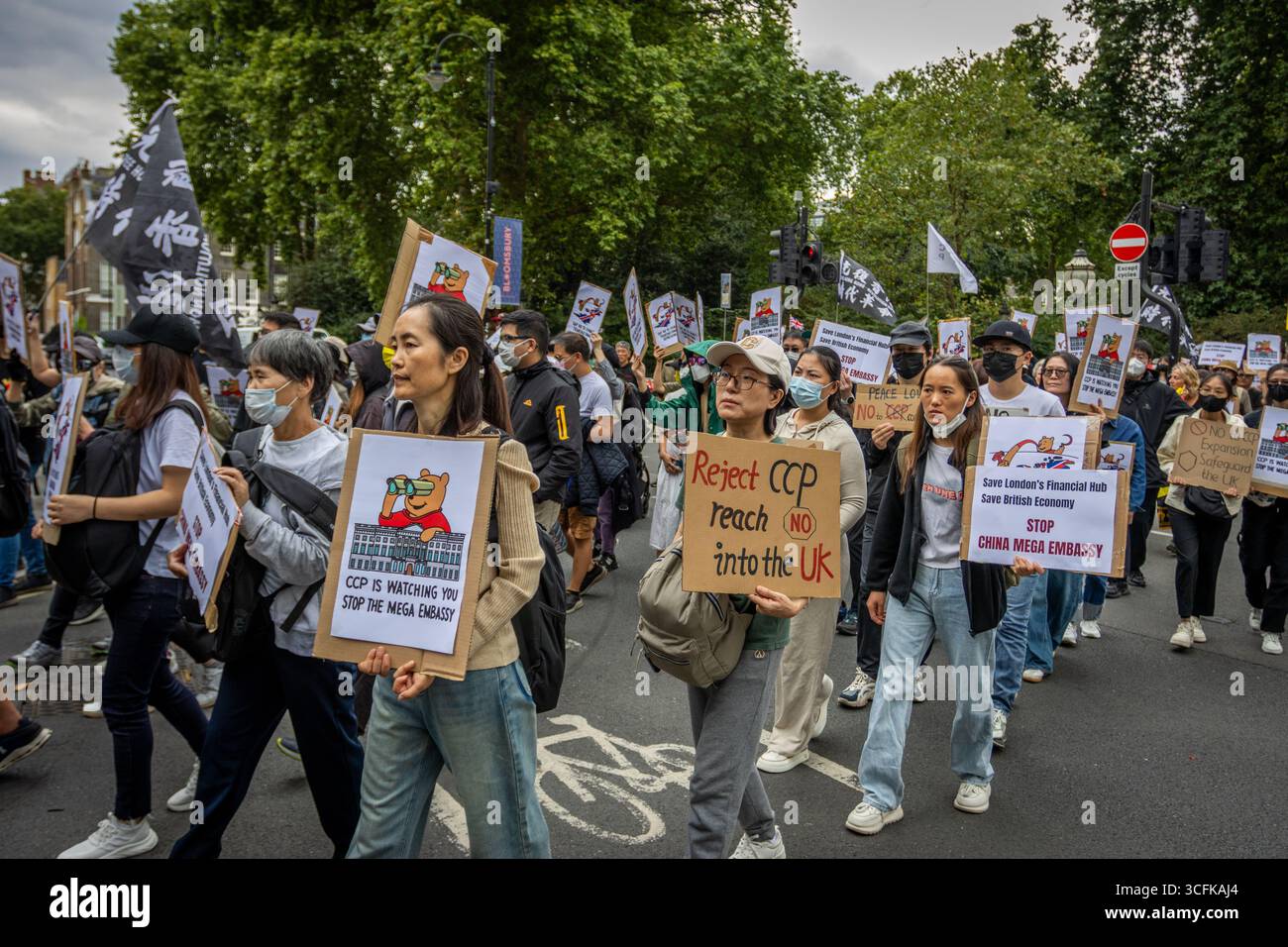 Hong Kongers und Mitglieder der chinesischen Diaspora versammelten sich in Zentral-London, um gegen den geplanten Bau einer chinesischen Mega-Botschaft zu protestieren. Demonstranten äußerten Bedenken über Pekings Einfluss und sprachen Menschenrechtsfragen an und forderten die britische Regierung auf, das Projekt einzustellen. Stockfoto