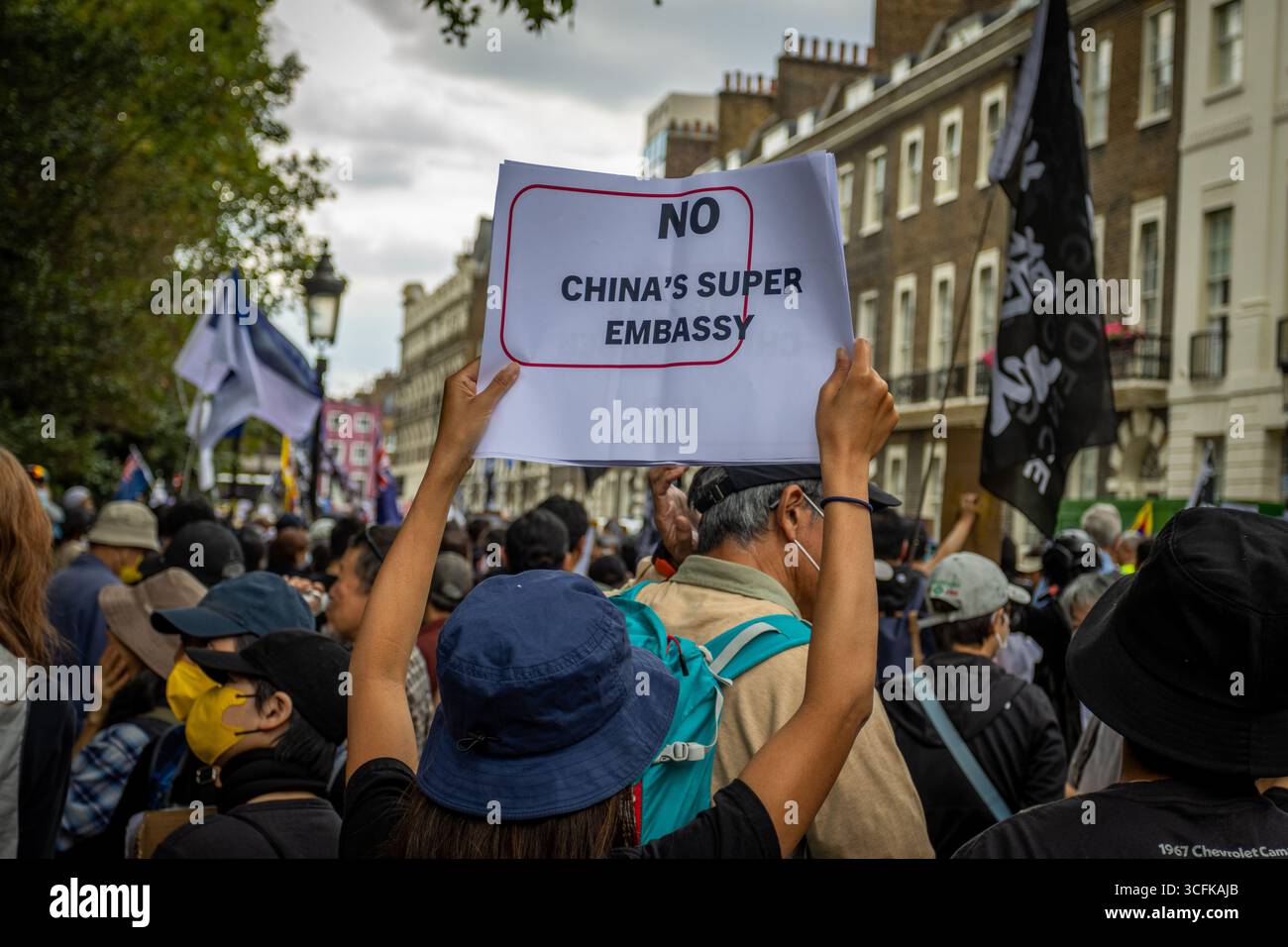 Hong Kongers und Mitglieder der chinesischen Diaspora versammelten sich in Zentral-London, um gegen den geplanten Bau einer chinesischen Mega-Botschaft zu protestieren. Demonstranten äußerten Bedenken über Pekings Einfluss und sprachen Menschenrechtsfragen an und forderten die britische Regierung auf, das Projekt einzustellen. Stockfoto