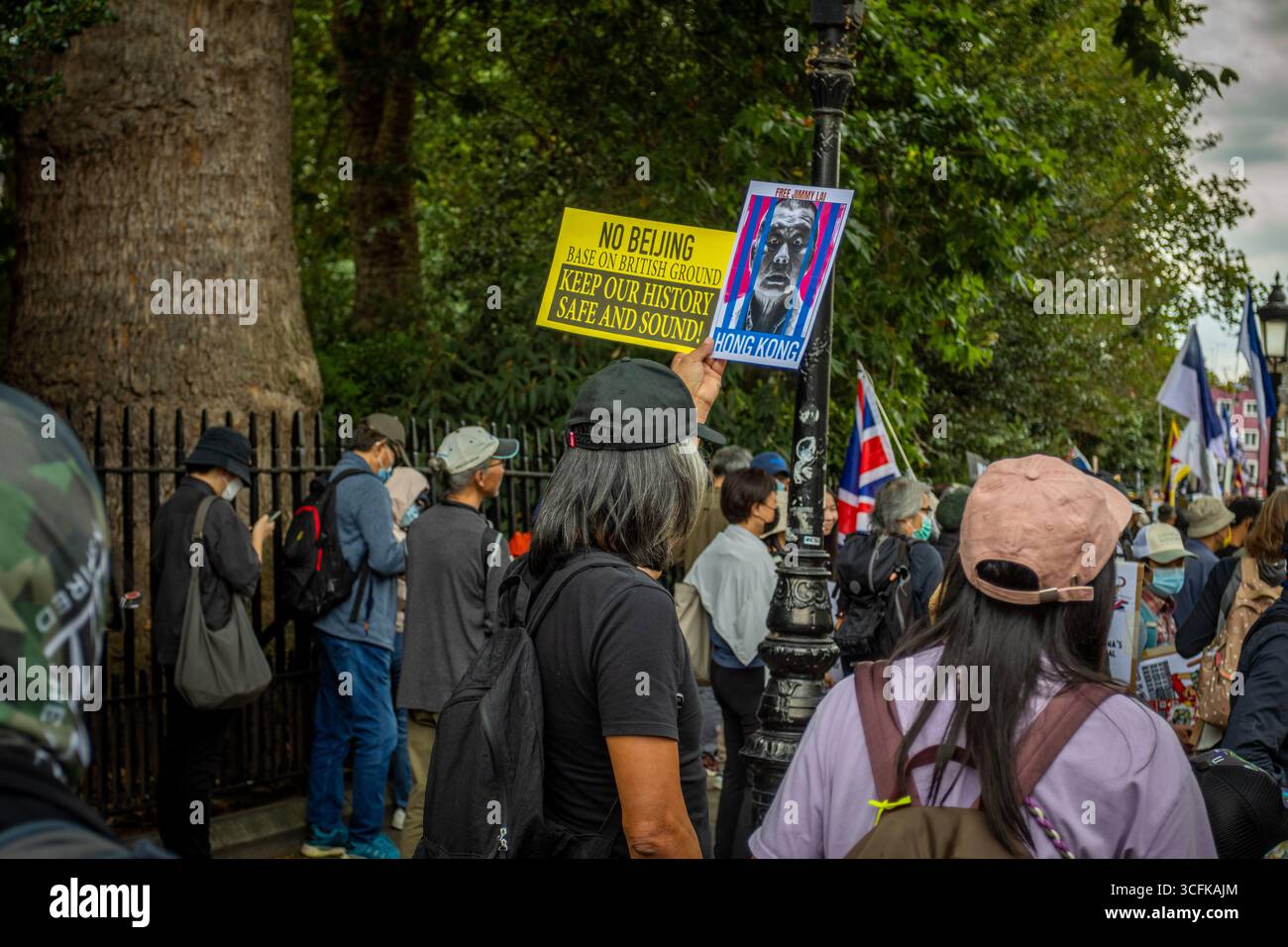 Hong Kongers und Mitglieder der chinesischen Diaspora versammelten sich in Zentral-London, um gegen den geplanten Bau einer chinesischen Mega-Botschaft zu protestieren. Demonstranten äußerten Bedenken über Pekings Einfluss und sprachen Menschenrechtsfragen an und forderten die britische Regierung auf, das Projekt einzustellen. Stockfoto