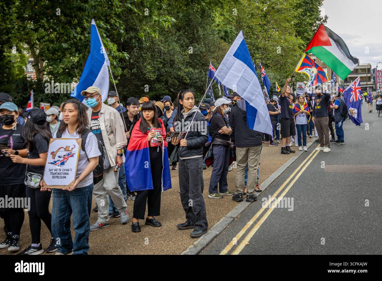 Hong Kongers und Mitglieder der chinesischen Diaspora versammelten sich in Zentral-London, um gegen den geplanten Bau einer chinesischen Mega-Botschaft zu protestieren. Demonstranten äußerten Bedenken über Pekings Einfluss und sprachen Menschenrechtsfragen an und forderten die britische Regierung auf, das Projekt einzustellen. Stockfoto Hong Kongers und Mitglieder der chinesischen Diaspora versammelten sich in Zentral-London, um gegen den geplanten Bau einer chinesischen Mega-Botschaft zu protestieren. Demonstranten äußerten Bedenken über Pekings Einfluss und sprachen Menschenrechtsfragen an und forderten die britische Regierung auf, das Projekt einzustellen. Stockfoto