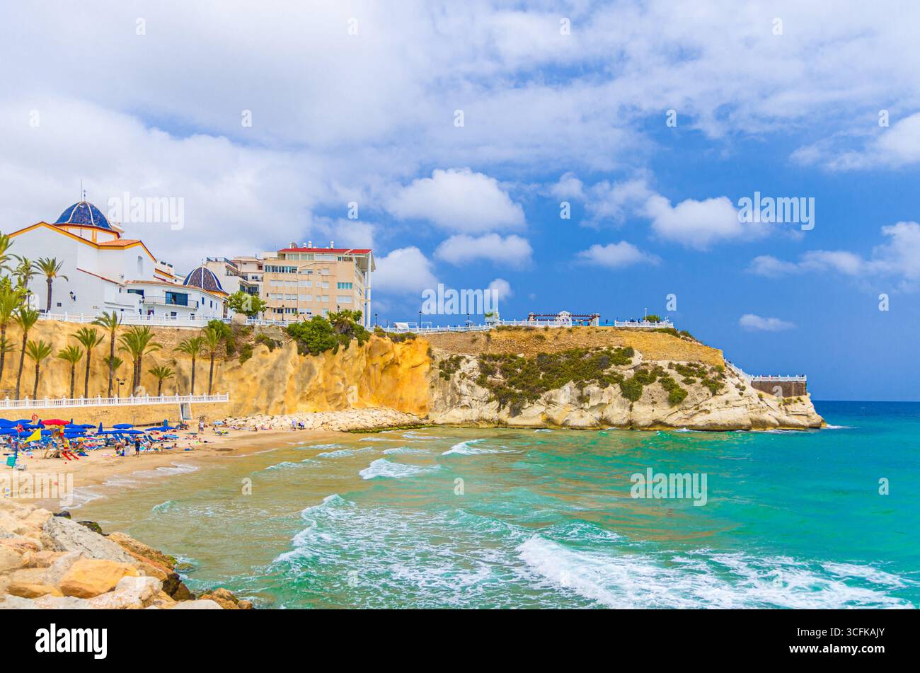 Felsiges landkap, Esglesia de Sant Jaume i Santa Anna, katholische Kirche San Jaume und Strand Cala del Mal Pas im Stadtzentrum von Benidorm an der Costa Blan Stockfoto