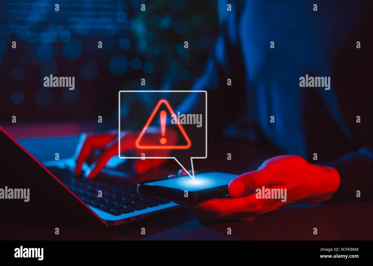 Mobile Sicherheitswarnung und Benachrichtigung über Cyberbedrohungen. Mann mit Smartphone mit rotem Warnschild und Ausrufezeichen, die Sicherheit symbolisieren, Stockfoto