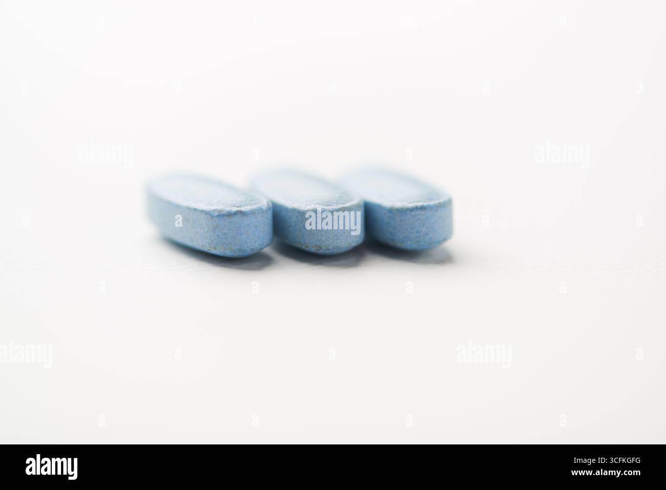 Multivitamintabletten auf hellem Papierhintergrund. Nahaufnahme. Kopierbereich Stockfoto
