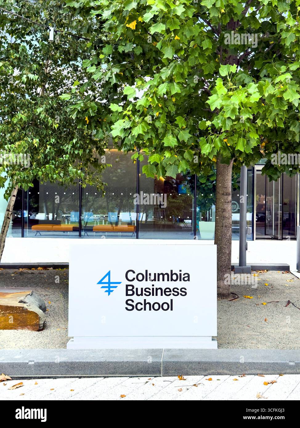 Schild vor der David Geffen Hall, Columbia University Business School, Columbia University, Manhattanville Campus, 645 West 130th Street, West Harlem Stockfoto