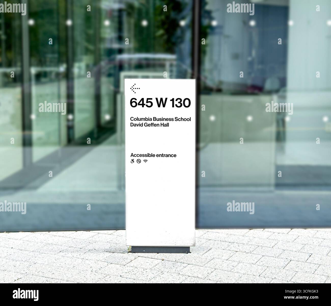 Schild vor der David Geffen Hall, Columbia University Business School, Columbia University, Manhattanville Campus, 645 West 130th Street, West Harlem Stockfoto