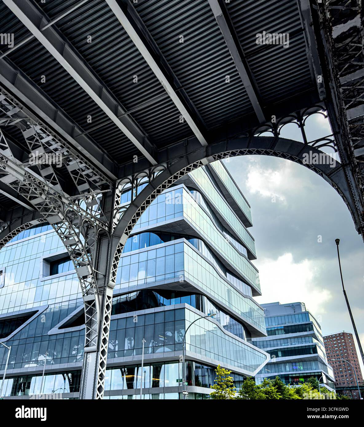 Henry R. Kravis Hall und Detail des erhöhten Riverside Drive Viaduct, Columbia University Business School, Columbia University, Manhattanville Campus, Stockfoto