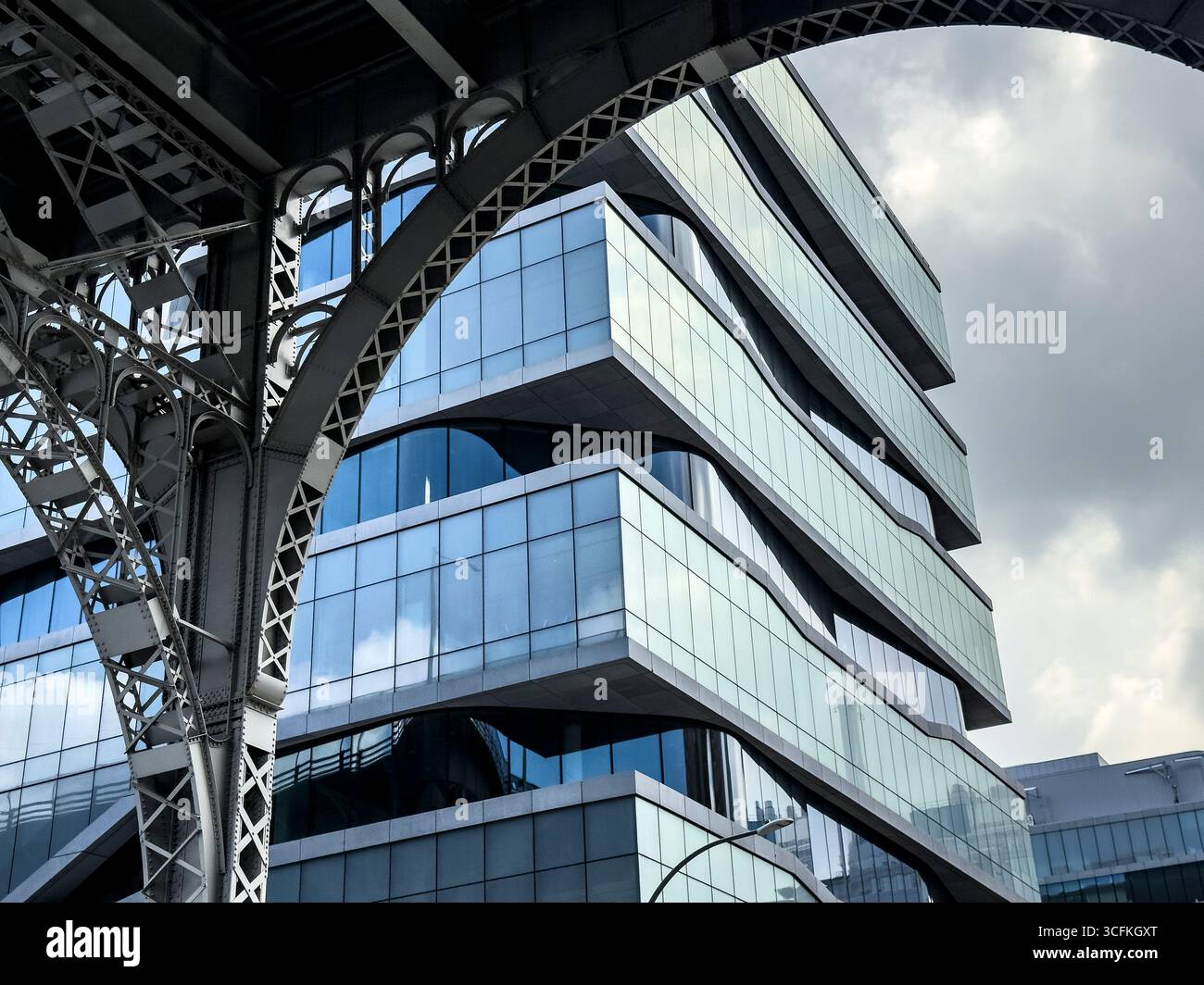 Henry R. Kravis Hall und Detail des erhöhten Riverside Drive Viaduct, Columbia University Business School, Columbia University, Manhattanville Campus, Stockfoto