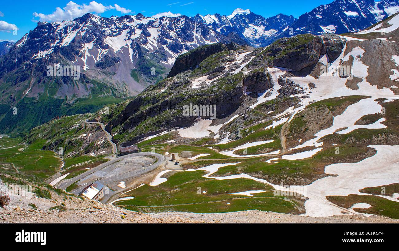 Blick auf die Serpentinen am Col du Galibier – berühmter alpiner Aufstieg während der Tour de France, der gewundenen Straße, die zum Gipfel der französischen Alpen führt. Stockfoto