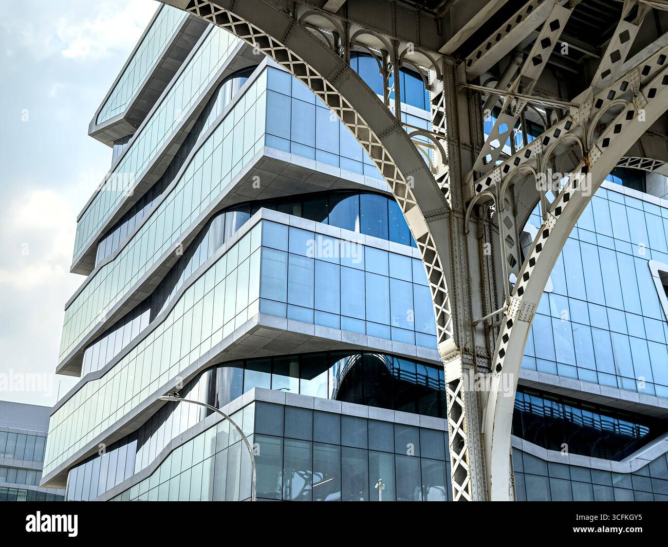 Henry R. Kravis Hall und Detail des erhöhten Riverside Drive Viaduct, Columbia University Business School, Columbia University, Manhattanville Campus, Stockfoto