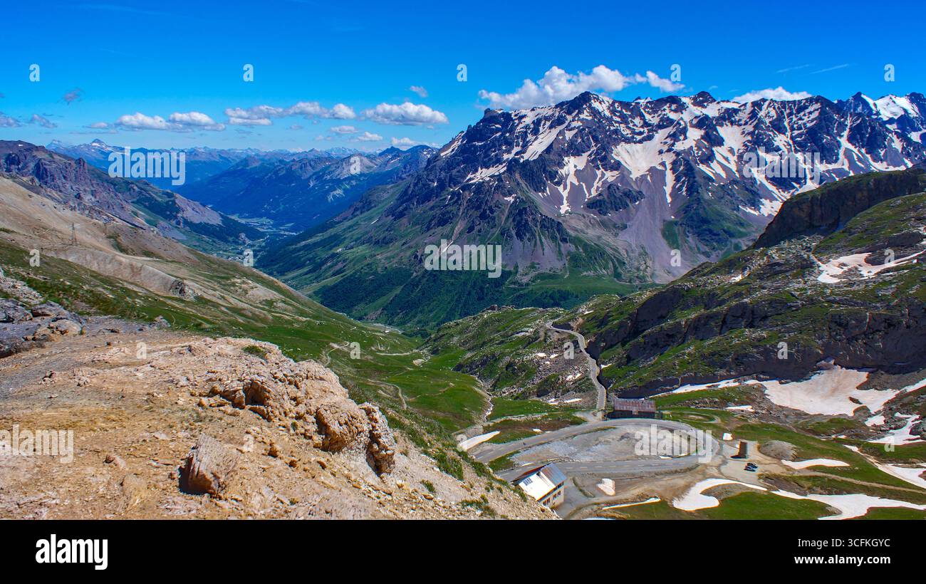 Blick auf die Serpentinen am Col du Galibier – berühmter alpiner Aufstieg während der Tour de France, der gewundenen Straße, die zum Gipfel der französischen Alpen führt. Stockfoto