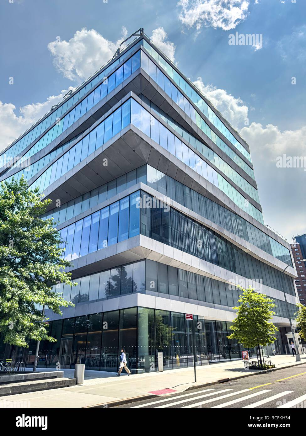David Geffen Hall, Gebäude außen und Straßenszene, Columbia University Business School, Columbia University, Manhattanville Campus, 645 West 130th Stockfoto