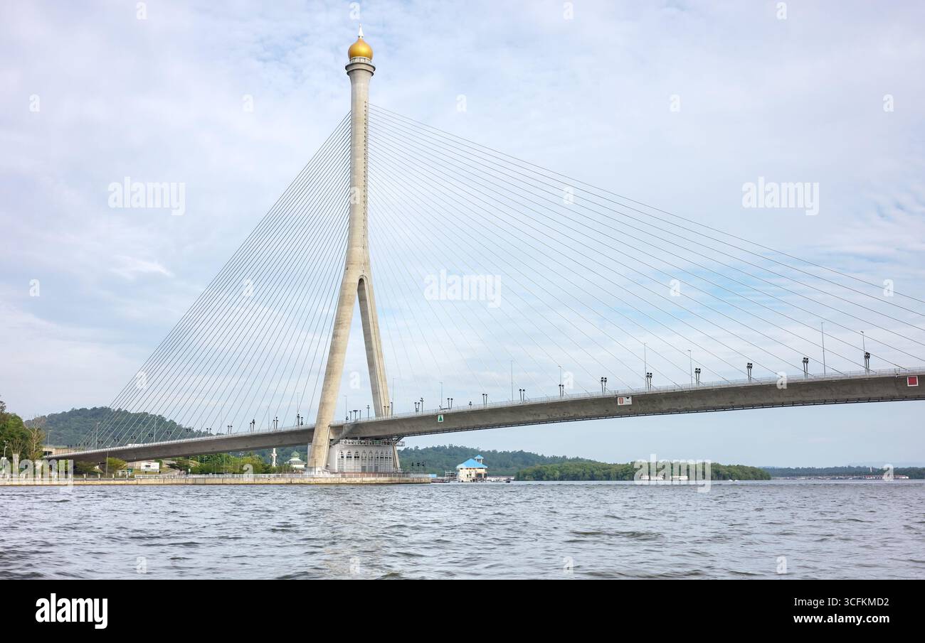 Foto der Sungai Kebun Brücke (Raja Isteri Pengiran Anak Hajah Saleha Brücke) in Bandar Seri Begawan, Brunei. Stockfoto