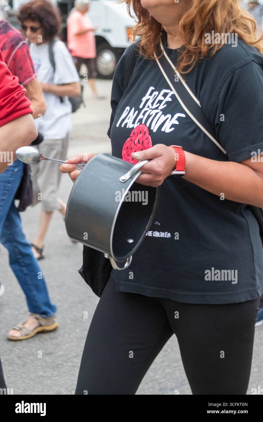 Detroit, Michigan, USA. August 2025. Demonstranten versammeln sich auf dem Ostmarkt und knallen leere Töpfe, um gegen den Hunger in Gaza zu protestieren. Quelle: Jim West/Alamy Live News Stockfoto