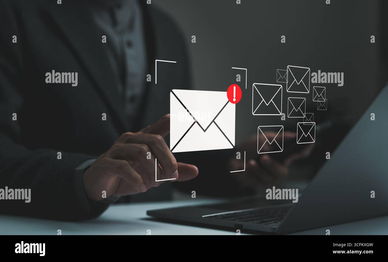 E-Mail Spam Virus Konzept. Geschäftsmann liest elektronische Post mit Computer. Überwachung der Internetsicherheit, Cyberkriminalität. Phishing-E-Mail, E-Mail-Betrug, Betrug Stockfoto