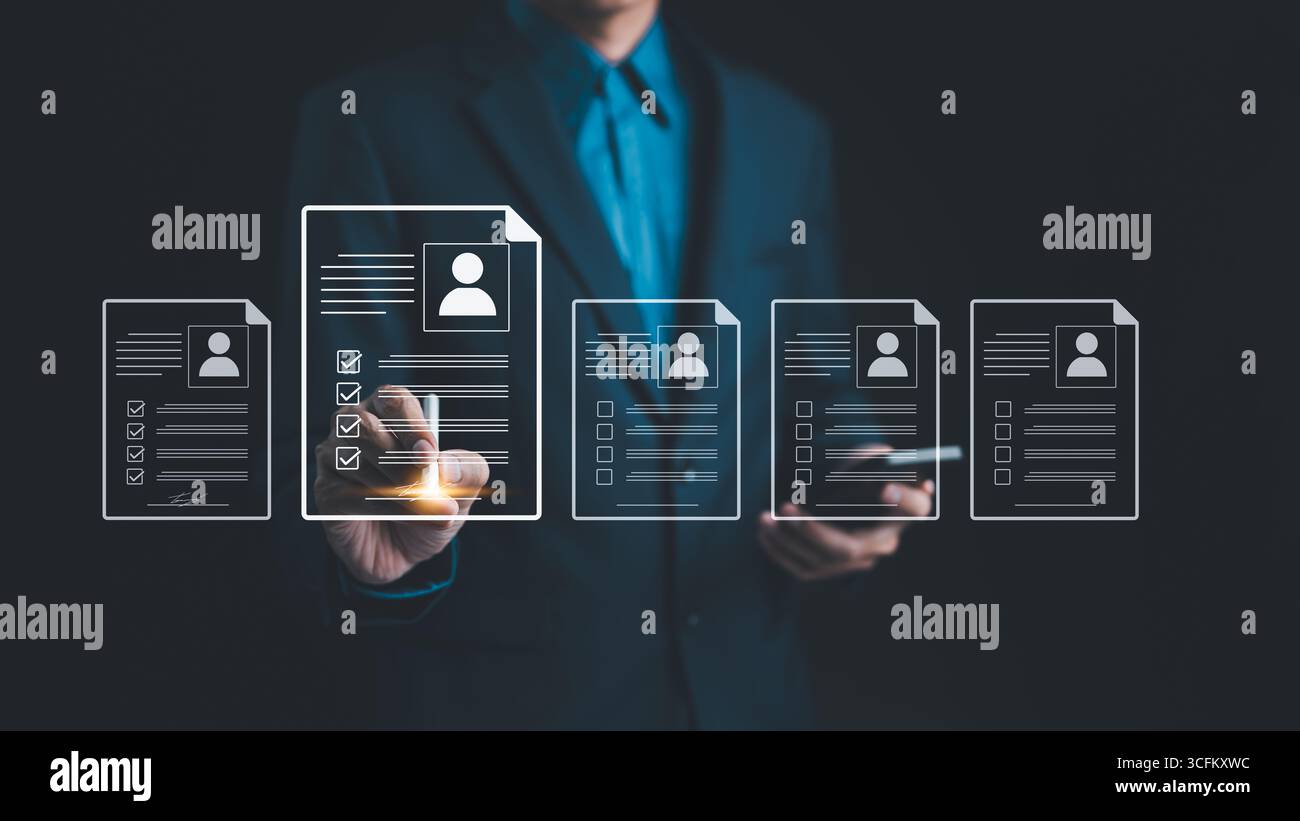 HR-Personalkonzept. Geschäftsmann unterzeichnet ein E-Dokument Online-Formular zur Mitarbeiterbewertung für die Einstellung von Mitarbeitern oder besteht den Bewertungstest. Stockfoto