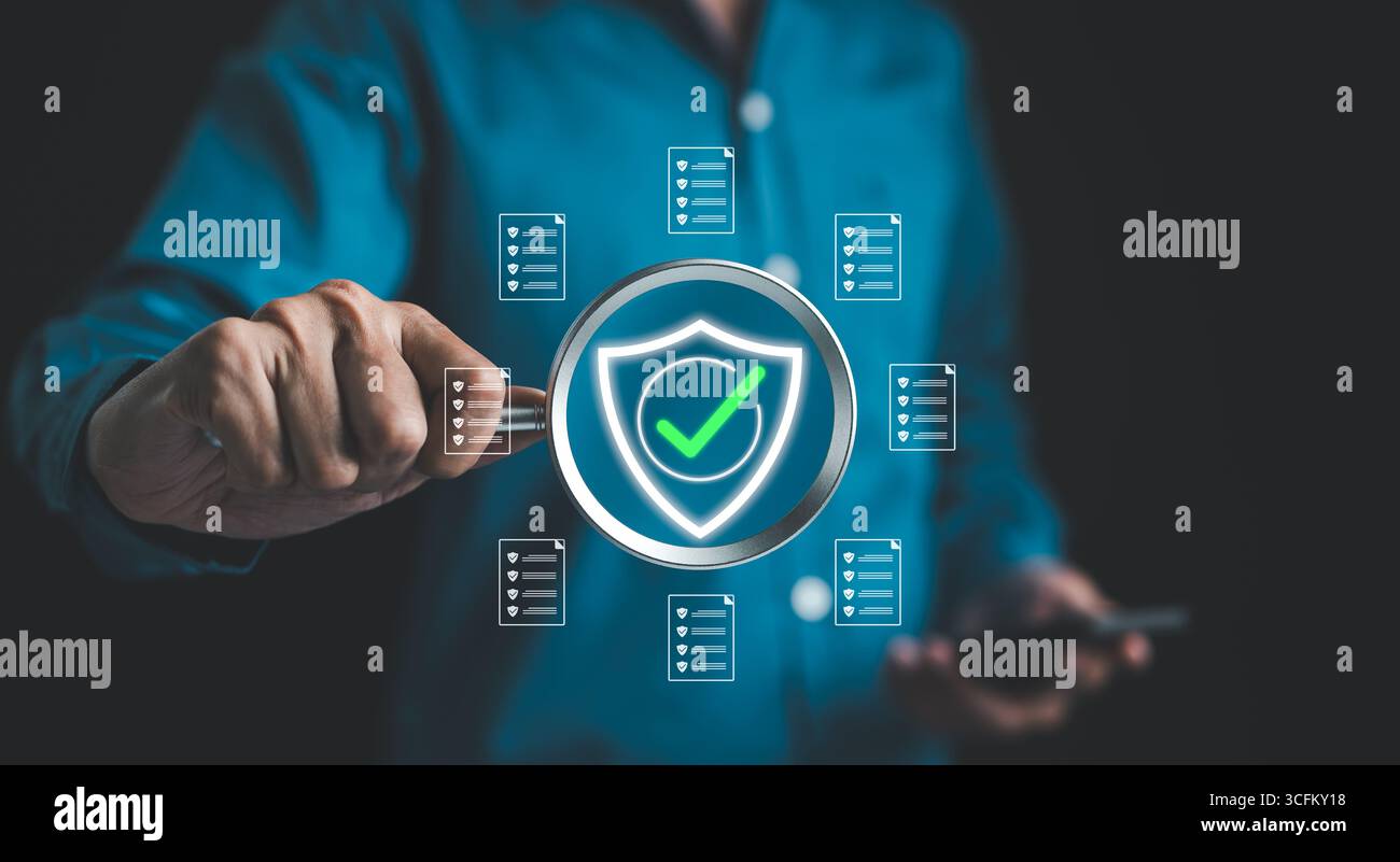 Geschäftsmann hält Lupe mit Standard-Qualitätssicherung Zertifizierungsgarantie für Automatisierungsprozesse. Qualitätsmanagement, Stockfoto