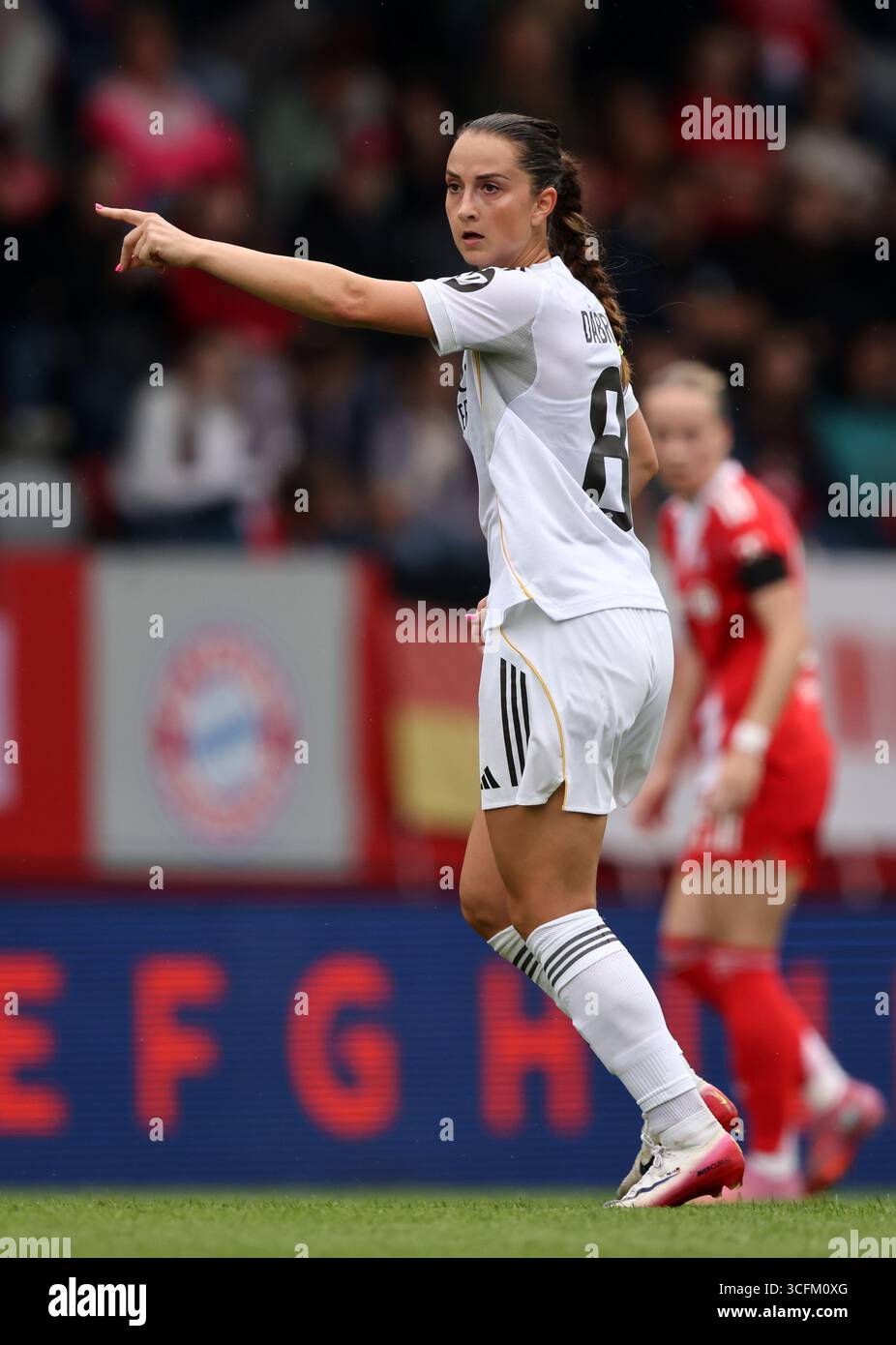 MÜNCHEN – 21. AUGUST: Sara Däbritz von Real Madrid reagiert beim Freundschaftsspiel der Frauen zwischen dem FC Bayern München und Real Madrid CF auf dem FCB Campus am 21. August 2025 in München. © diebilderwelt / Alamy Stock Stockfoto