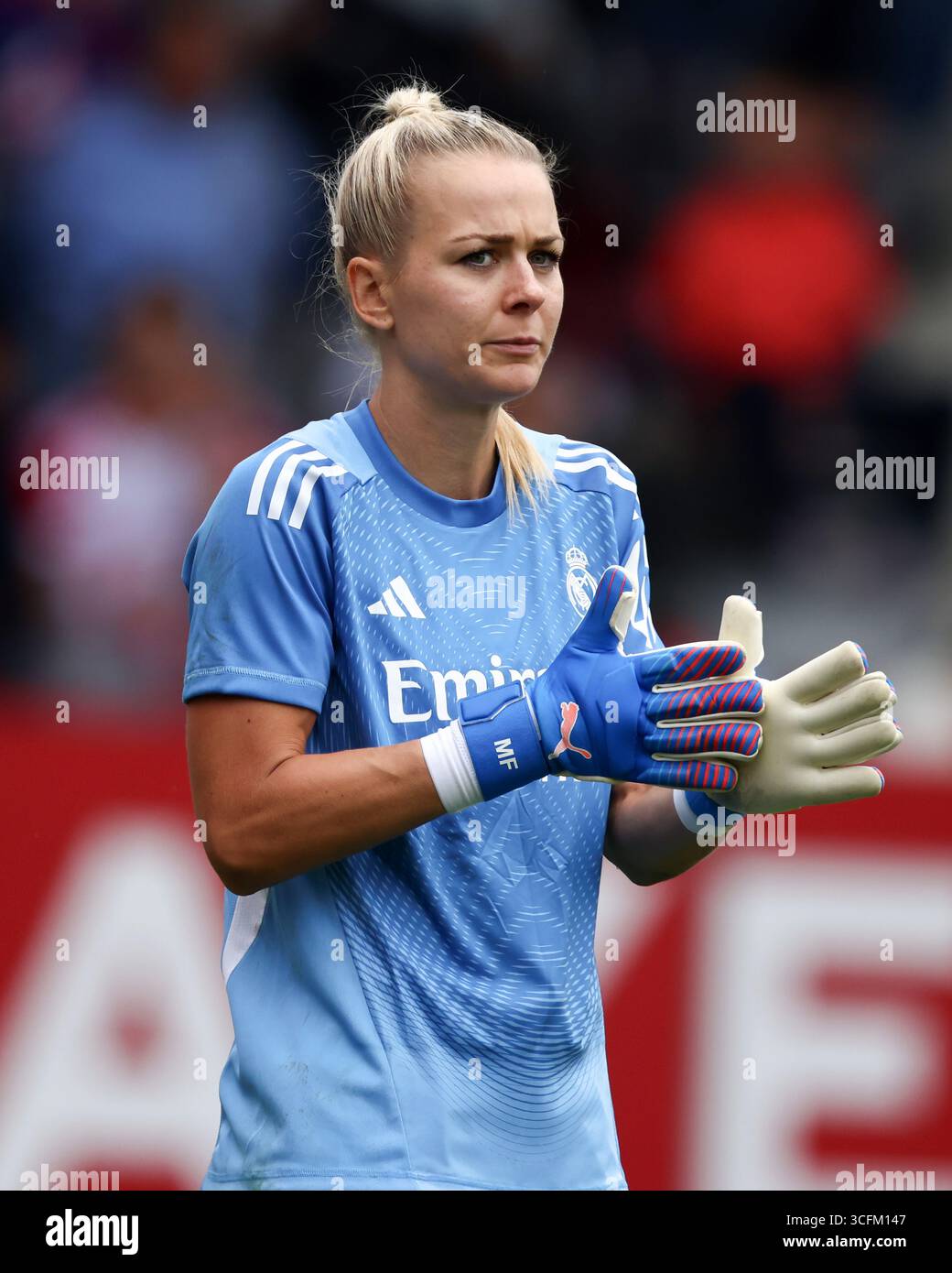 MÜNCHEN, DEUTSCHLAND - 21. AUGUST: Merle Frohms von Real Madrid sieht sich beim Freundschaftsspiel der Frauen zwischen dem FC Bayern München und Real Madrid CF am 21. August 2025 auf dem FCB Campus in München an. © diebilderwelt / Alamy Stock Stockfoto