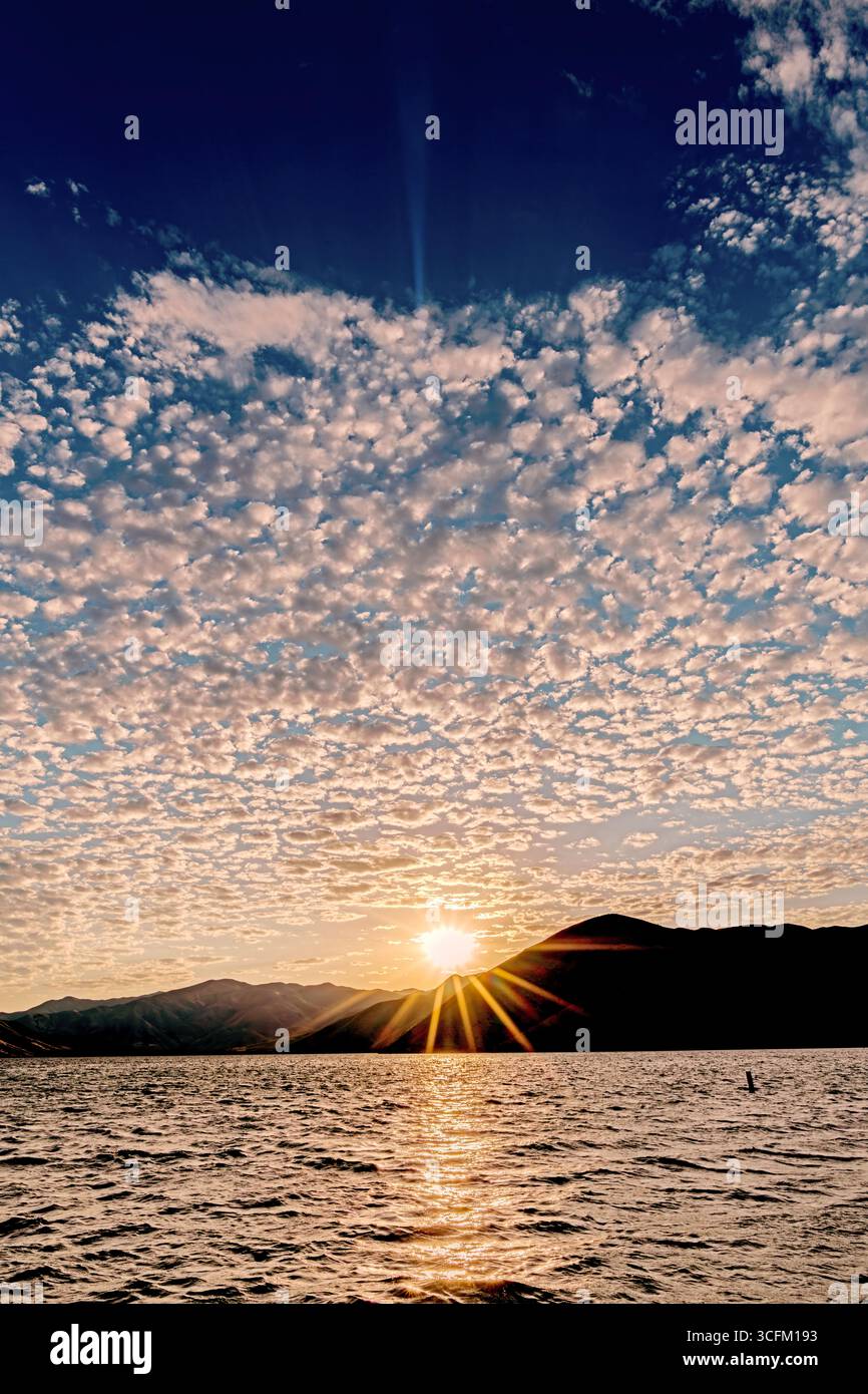 Sonnenaufgang am Lucky Peak Reservoir Stockfoto
