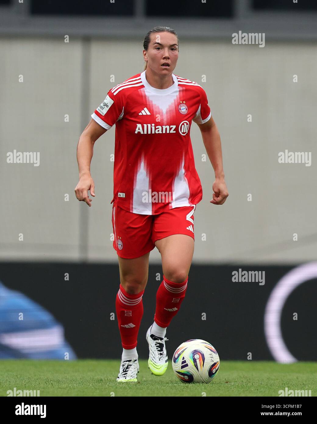 MÜNCHEN – 21. AUGUST: Vanessa Gilles vom FC Bayern München beim Freundschaftsspiel der Frauen zwischen dem FC Bayern München und Real Madrid CF auf dem FCB Campus am 21. August 2025 in München. © diebilderwelt / Alamy Stock Stockfoto
