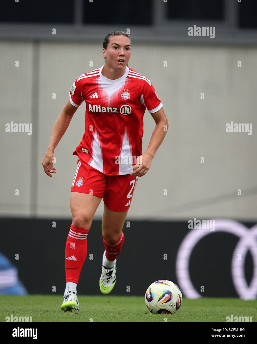 MÜNCHEN – 21. AUGUST: Vanessa Gilles vom FC Bayern München beim Freundschaftsspiel der Frauen zwischen dem FC Bayern München und Real Madrid CF auf dem FCB Campus am 21. August 2025 in München. © diebilderwelt / Alamy Stock Stockfoto