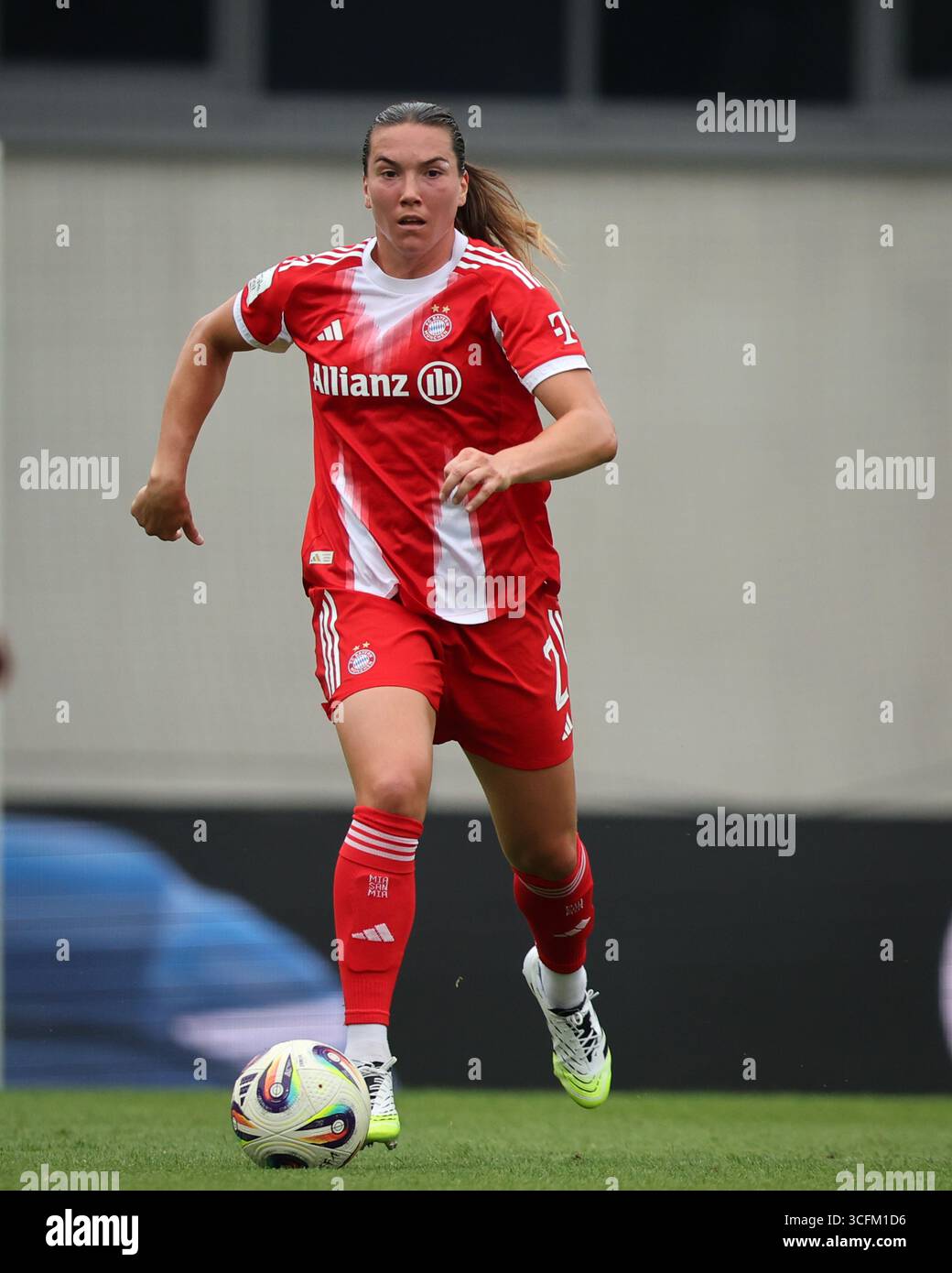 MÜNCHEN – 21. AUGUST: Vanessa Gilles vom FC Bayern München beim Freundschaftsspiel der Frauen zwischen dem FC Bayern München und Real Madrid CF auf dem FCB Campus am 21. August 2025 in München. © diebilderwelt / Alamy Stock Stockfoto