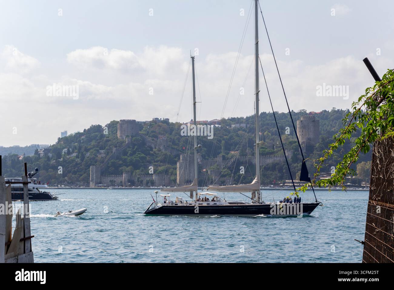 Touristen, die eine Yachtfahrt in der Nähe von Istanbuls berühmten Burgruinen genießen Stockfoto