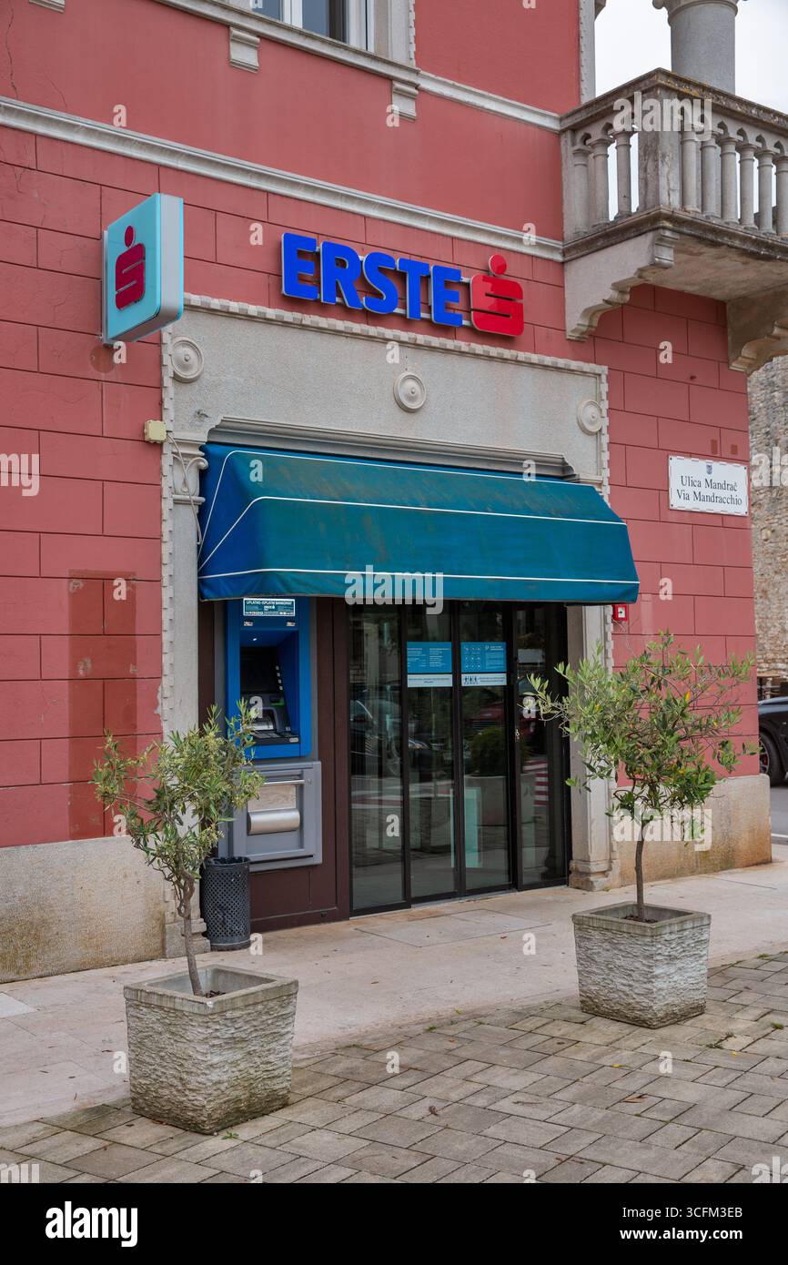 Novigrad, Kroatien - 22. Mai 2025: Moderne erste Bankfiliale im Erdgeschoss des reich verzierten venezianischen gotischen Palastes mit Spitzbögen und dekorativen Dekorationen Stockfoto