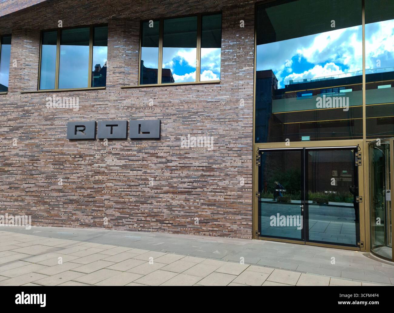 Hamburg, Deutschland - 23. August 2025: Modernes Bürogebäude der RTL Group mit Logo und Eingang in Hamburg Stockfoto