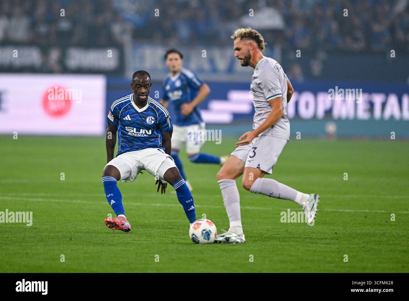 23.08.2025, Fußball, 2. Bundesliga, Saison 2025/2026, 3. Spieltag, FC Schalke 04 - VfL Bochum, Christopher Antwi-Adjei (FC Schalke 04), Philipp Strompf (VfL Bochum 1848) Stockfoto