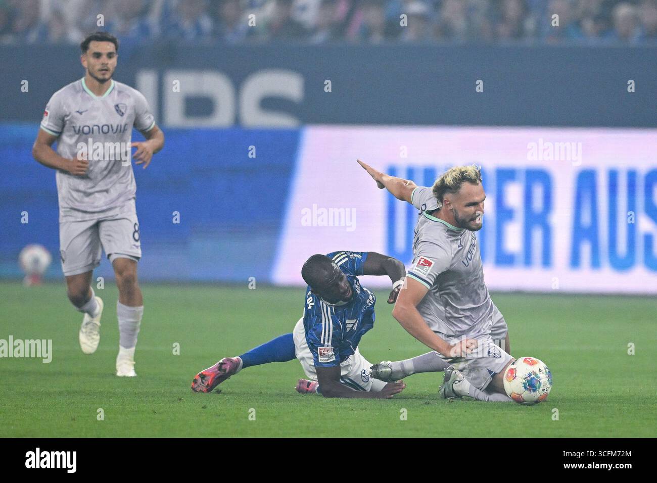 23.08.2025, Fußball, 2. Bundesliga, Saison 2025/2026, 3. Spieltag, FC Schalke 04 - VfL Bochum, Christopher Antwi-Adjei (FC Schalke 04), Philipp Strompf (VfL Bochum 1848) Stockfoto