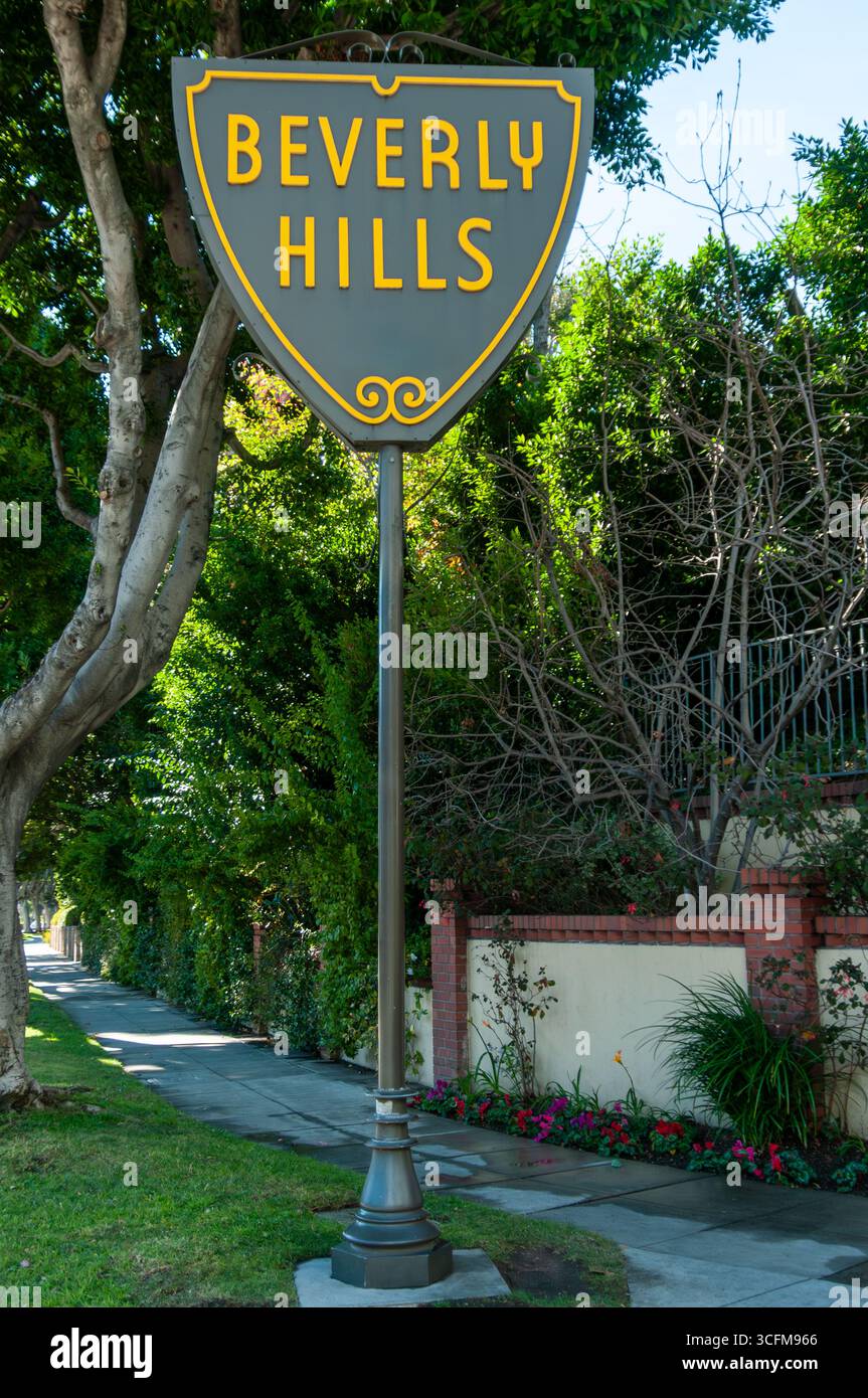 BEVERLY HILLS, KALIFORNIEN, USA: Ein Beverly Hills Schild begrüßt Besucher beim Betreten der Stadt auf dem Sunset Blvd. In Beverly Hills, Kalifornien. Stockfoto