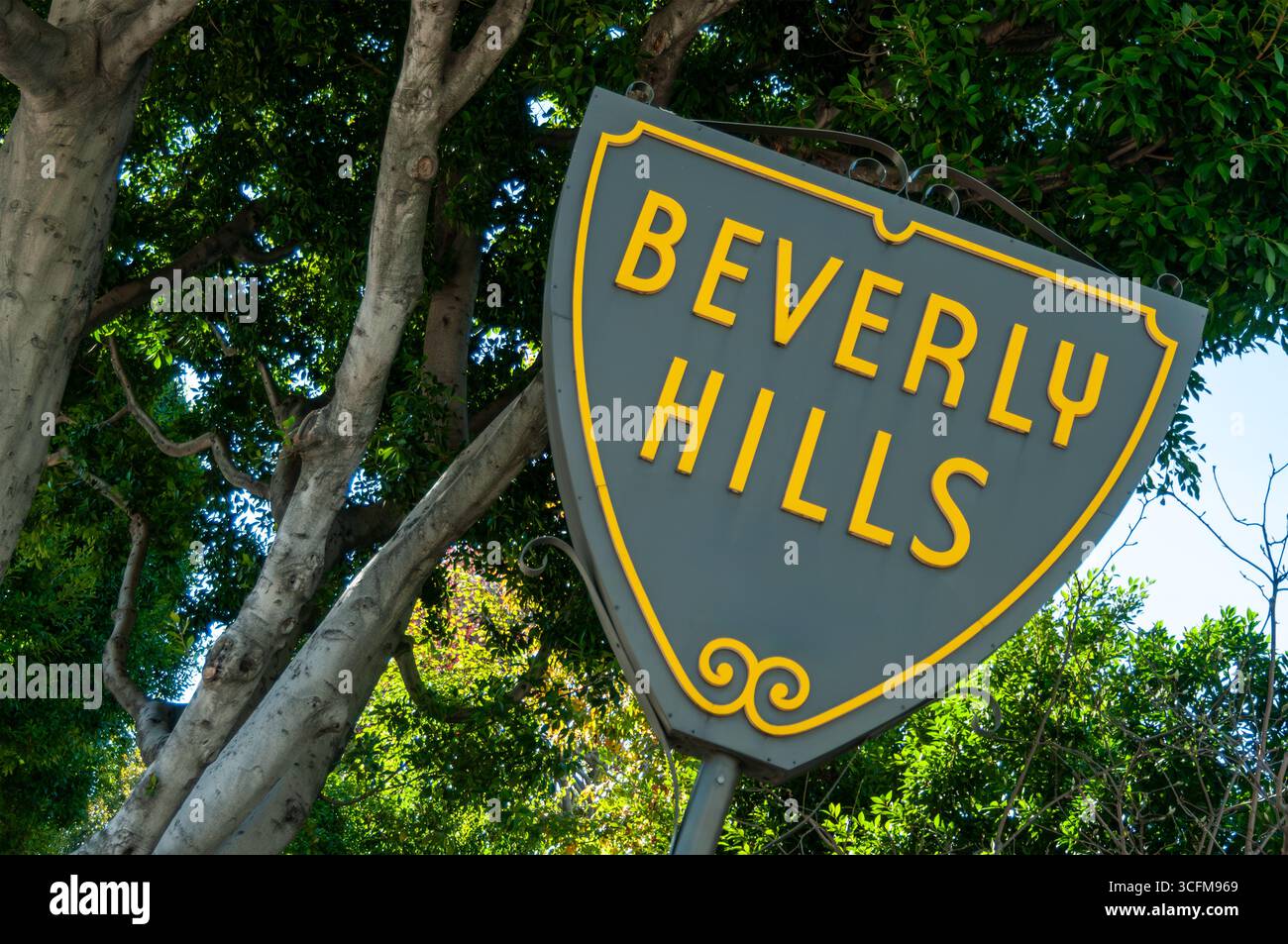 BEVERLY HILLS, KALIFORNIEN, USA: Ein Beverly Hills Schild begrüßt Besucher beim Betreten der Stadt auf dem Sunset Blvd. In Beverly Hills, Kalifornien. Stockfoto