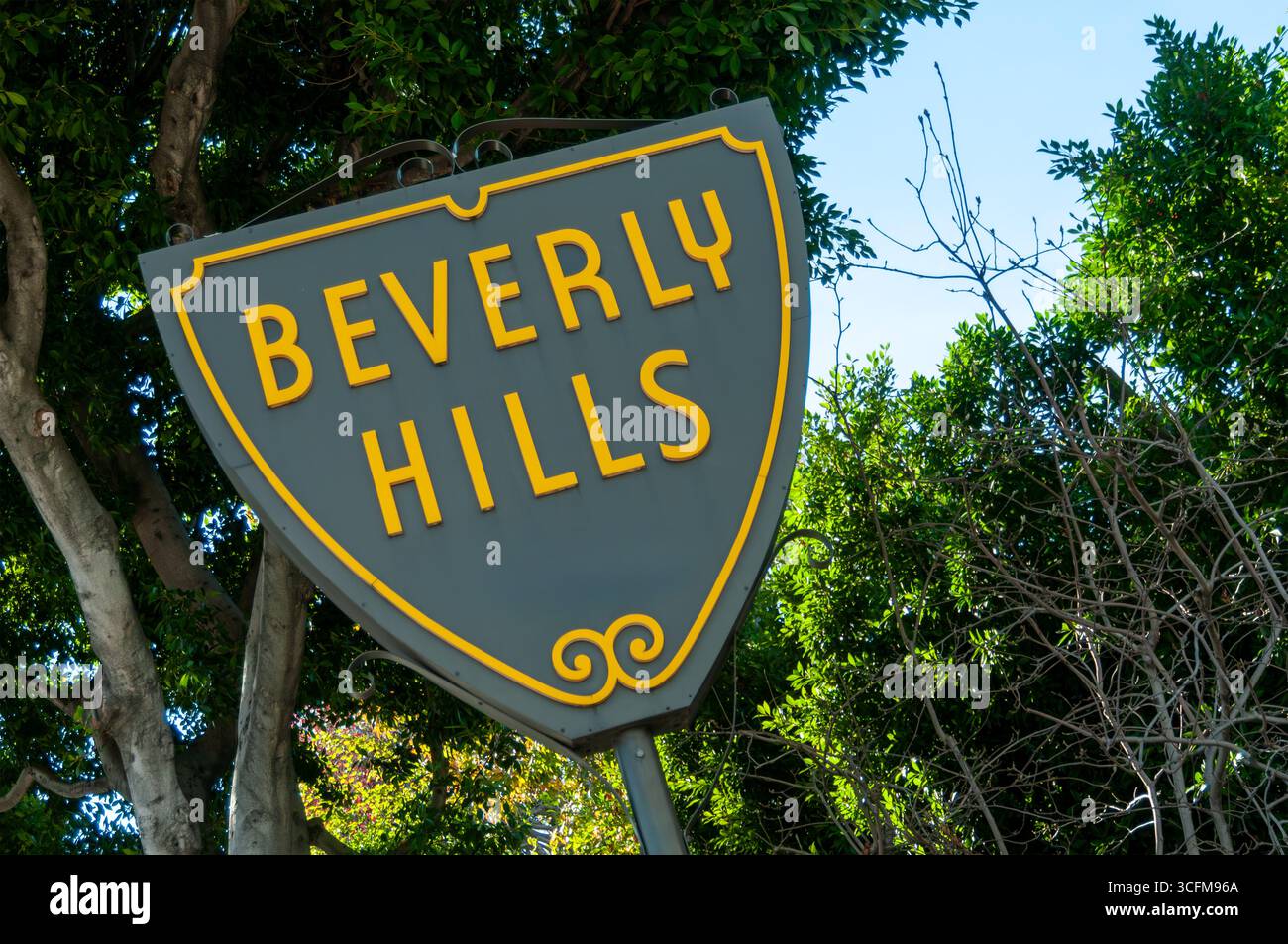 BEVERLY HILLS, KALIFORNIEN, USA: Ein Beverly Hills Schild begrüßt Besucher beim Betreten der Stadt auf dem Sunset Blvd. In Beverly Hills, Kalifornien. Stockfoto
