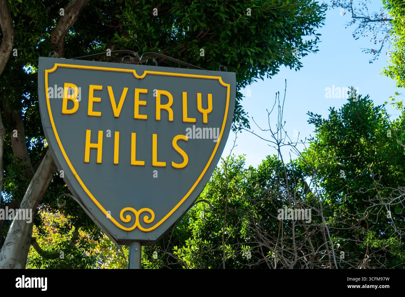BEVERLY HILLS, KALIFORNIEN, USA: Ein Beverly Hills Schild begrüßt Besucher beim Betreten der Stadt auf dem Sunset Blvd. In Beverly Hills, Kalifornien. Stockfoto