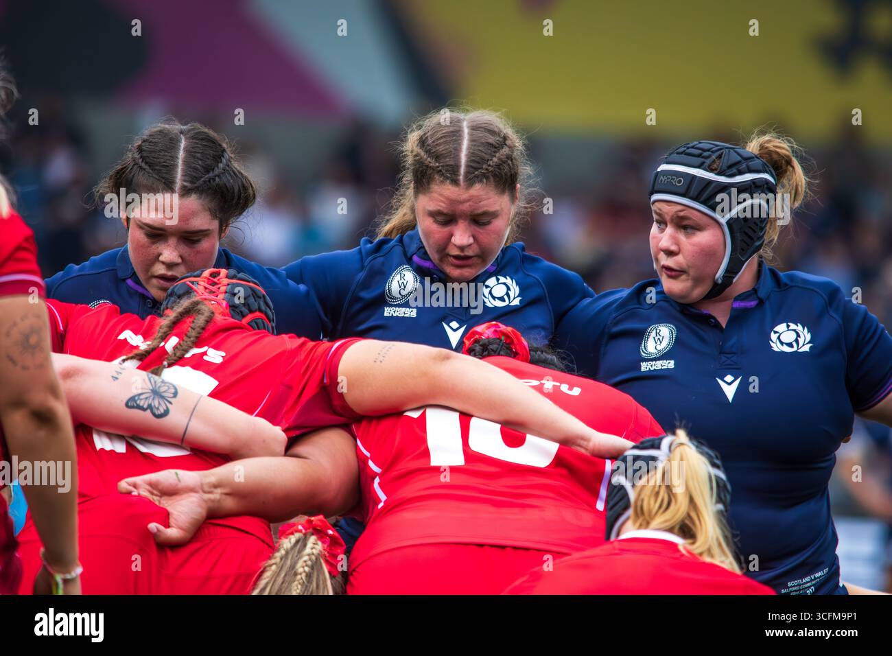 Manchester, UK, 23. August 2025 Schottland, die erste Reihe Ellian Clarke, Elis Martin und Leah Bartlett (von links nach rechts) bereiten sich auf den Sieg gegen Wales vor. Manchester, Großbritannien. Alex Williams / Alamy Live News Stockfoto